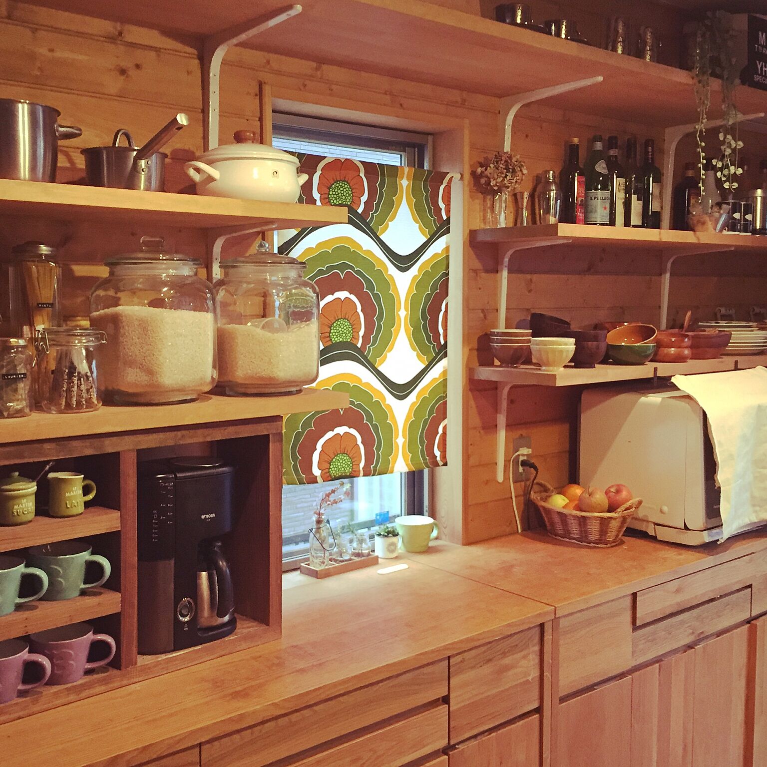 食器や調味料の定位置を作って使ったら戻すように心がけると、いつもきれいなキッチンが保てます。ガラスで食料品を入れる容器を統一しているのもいいですね。